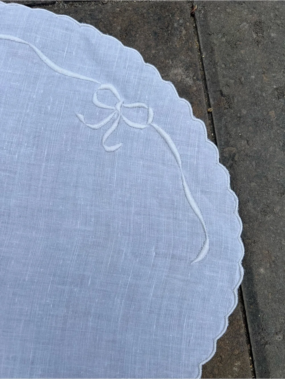 Set of 8 Vintage White Linen Oval Placemats Embroidered Bows & Scalloped Edges
